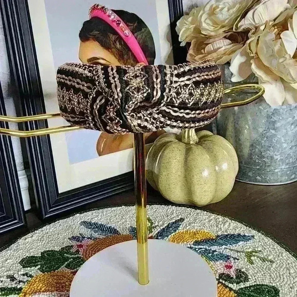 🆕️Black and Gold Headband - Picture 3 of 3
